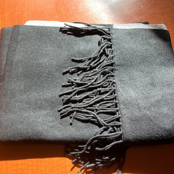 WOMEN'S PONCHO BATWING SLEEVE PONCHO SHAWL FRINGED CAPE BLACK AND GRAY - MINT!!! - Picture 10 of 14